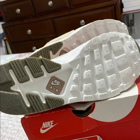 Nike Women's Pink Sneakers - Picture 5 of 7